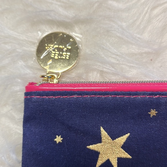 A gorgeous ESTEE LAUDER cosmetic bag 🐬 - Picture 2 of 7